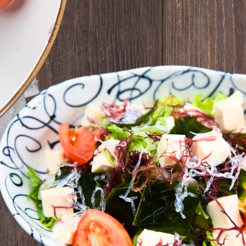  Fresh and nutritious Japanese Tofu and Seaweed Salad, seasoned with soy sauce and sesame seeds, ideal for plant-based diets in children.